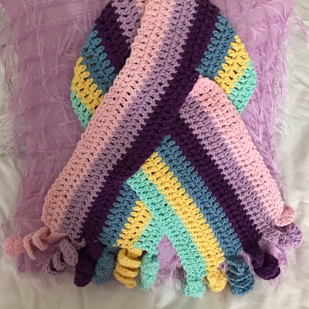 Handmade Child’s Curly Shirley Scarf.